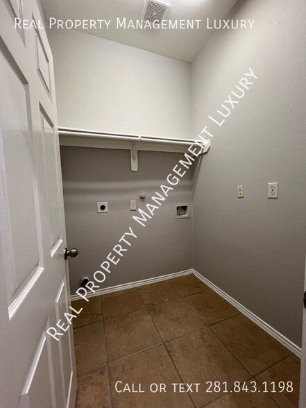 Building Photo - 25834 Palmdale Estate Drive