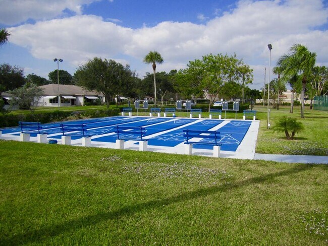 Building Photo - 1227 Club Dr W
