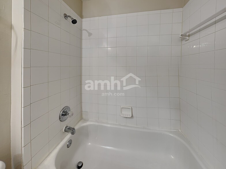 Building Photo - 6803 Summer Cove Dr