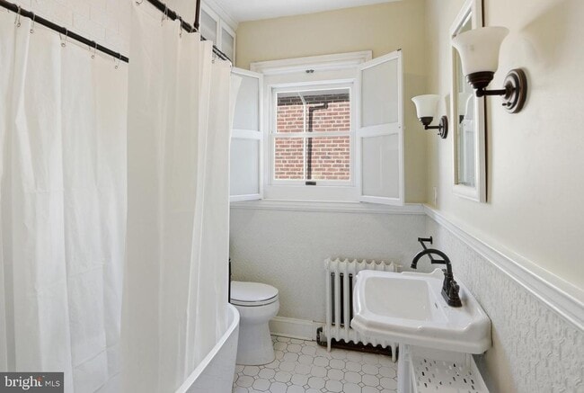 Building Photo - 505 W 19th St