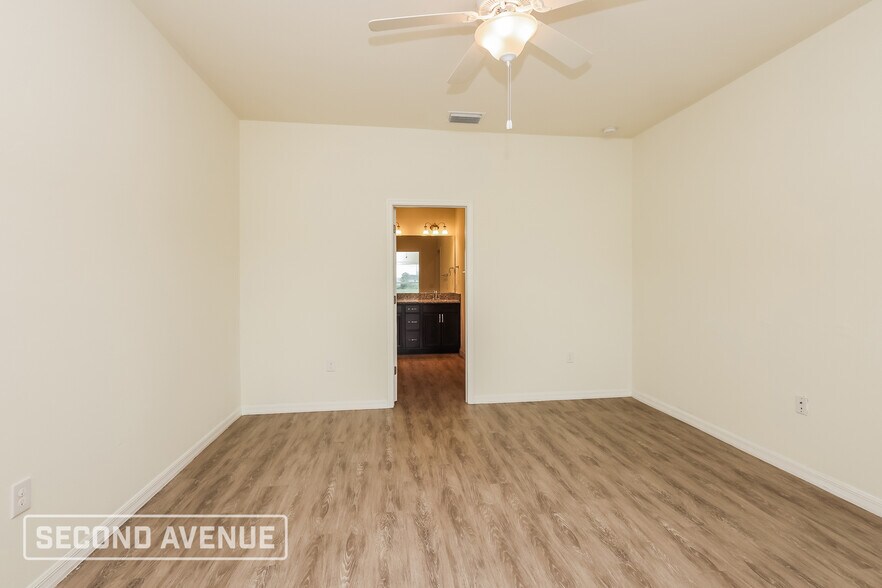 Building Photo - 1122 NE 39th Terrace