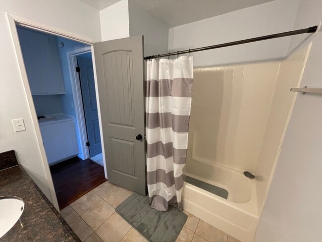 Building Photo - Secluded 2b/2.5b condo in Oxnard