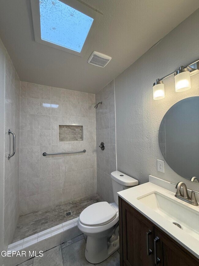 Building Photo - 955 Versailles Dr
