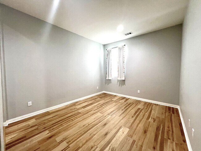 Building Photo - Modern Eastvale Home | 3 Bed | 2.5 Bath | 2-Car Garage | Pool & Gym | Solar Panels