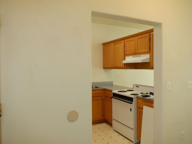 Building Photo - NE Bend 2 Bed/2.5 Bath Near St. Charles - ...