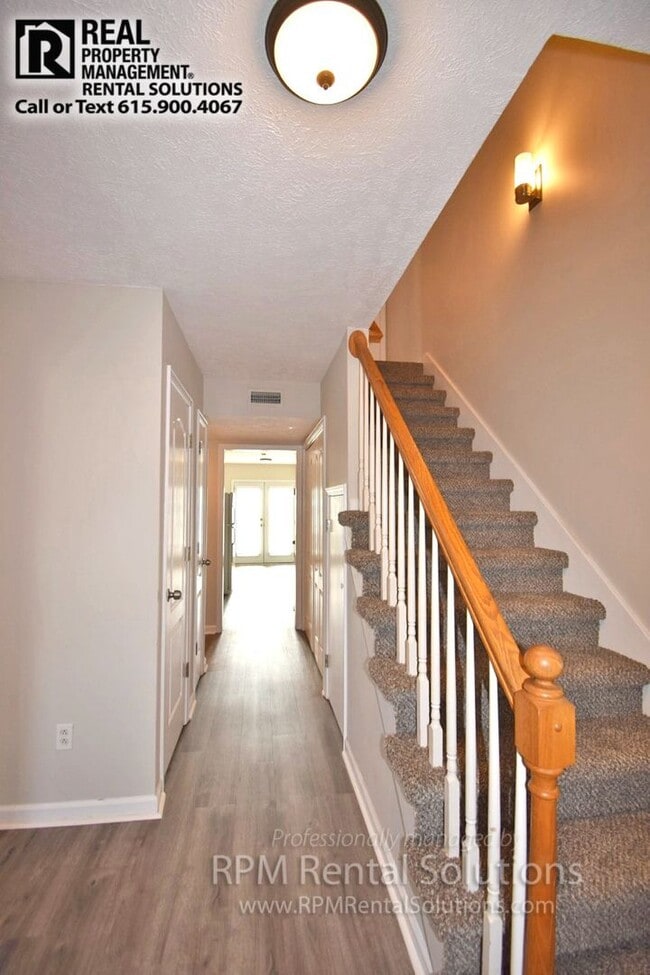 Building Photo - Wonderful 3BR/2BA duplex 1 minute from MTSU!