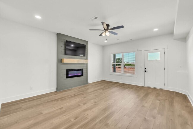 Building Photo - 352 Front Rdg Cir