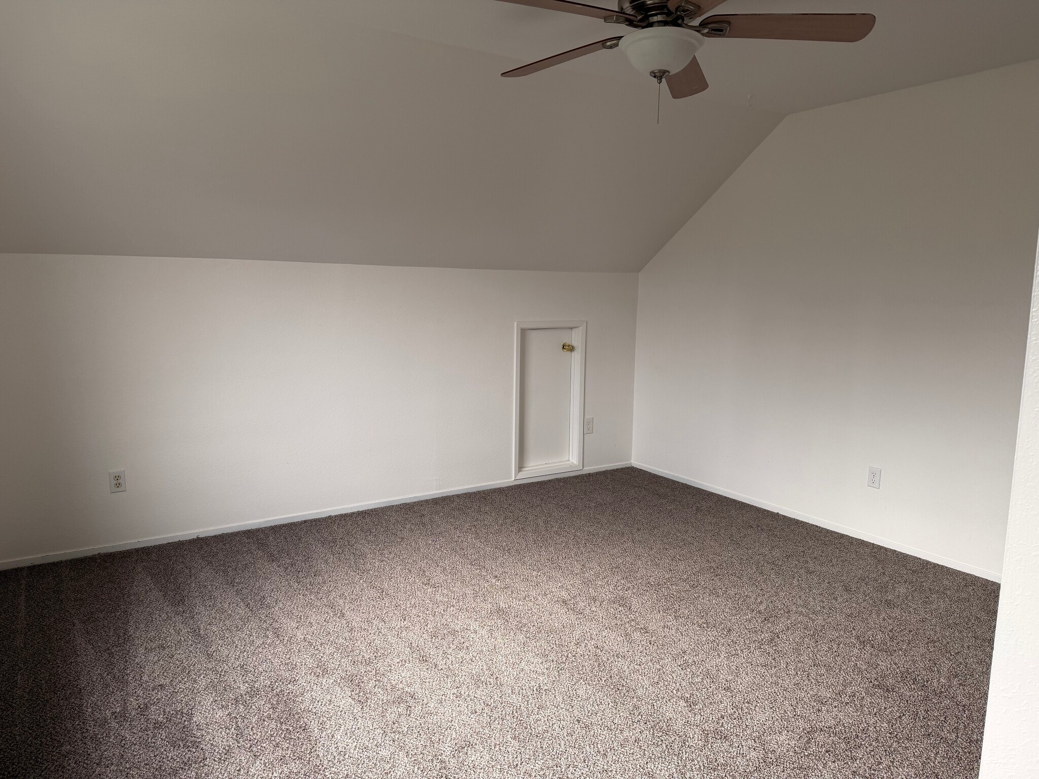 Room 3 upstairs west facing - 1253 Ravenshoe Way