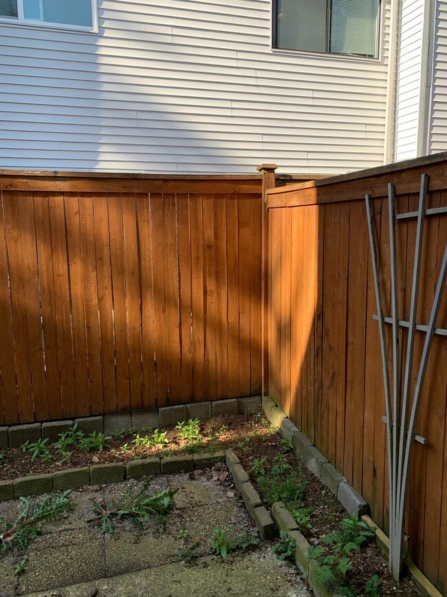 Building Photo - Nice 2 Bed/1.5 Bath Condo in Bellevue!