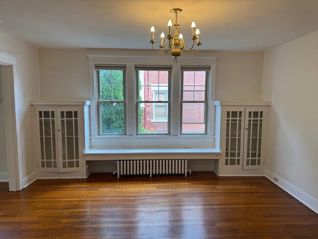 Building Photo - Open & Bright! 3 bedroom duplex