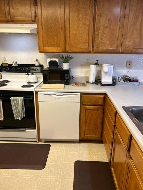 Building Photo - 563 Primrose Dr