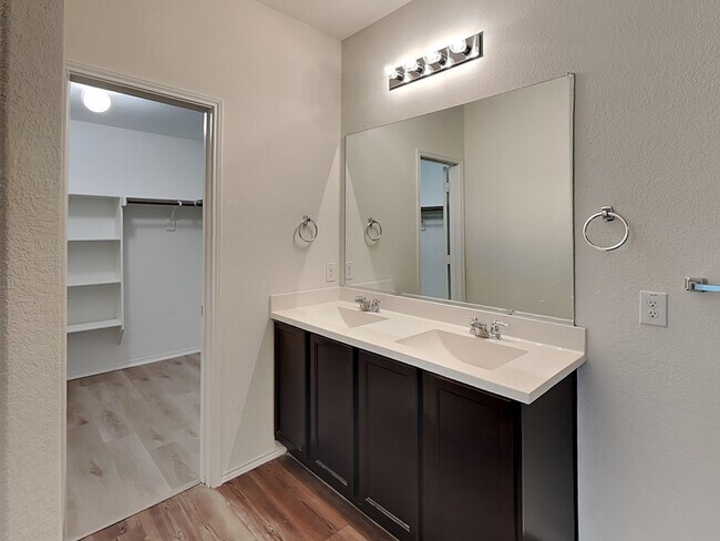 Building Photo - 316 Saguaro Dr