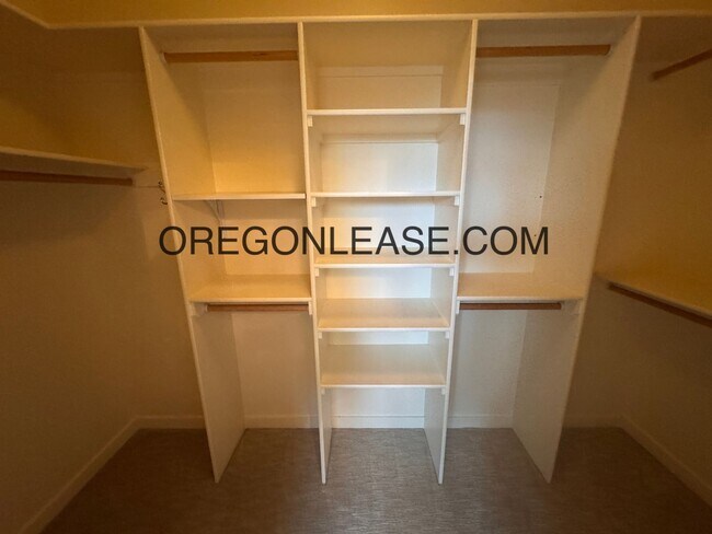 Building Photo - 3 Bedroom 3 bath Crescent village home