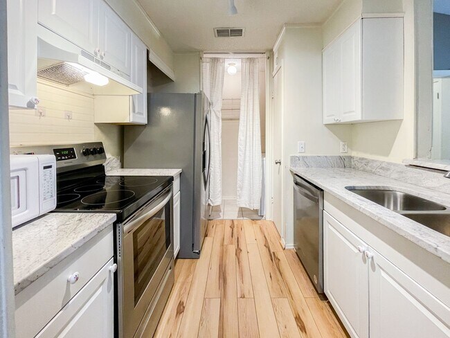 Building Photo - ***Beautiful 2 Bed, 2 Bath Condo in the Heart of Pensacola!***