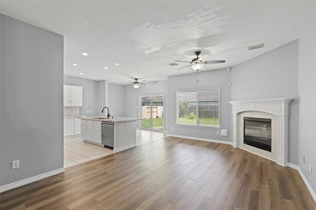 Building Photo - 4427 Village View Dr