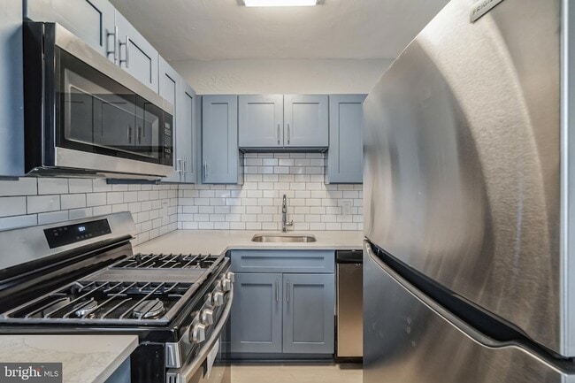 Building Photo - 2137 Bryn Mawr Ave