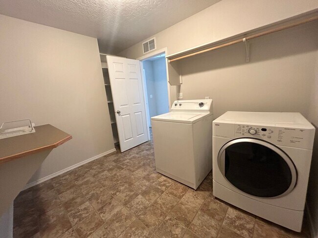 Building Photo - Discover Tranquil Living at Ariposa Park: 4BR, 2.5BA Home