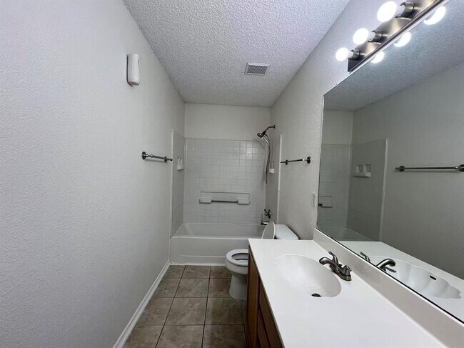 Building Photo - 905 Justeford Dr
