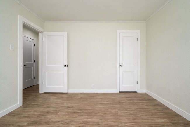 Building Photo - 3 Bed/1 Bath duplex