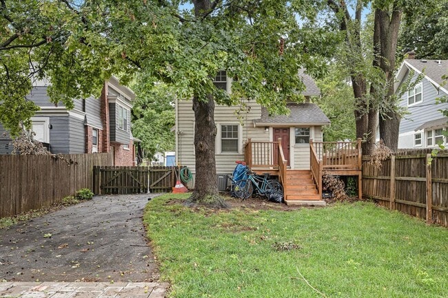 Building Photo - 2 Bed 1.5 Bath Home in the Heart of KCMO and Plaza Area