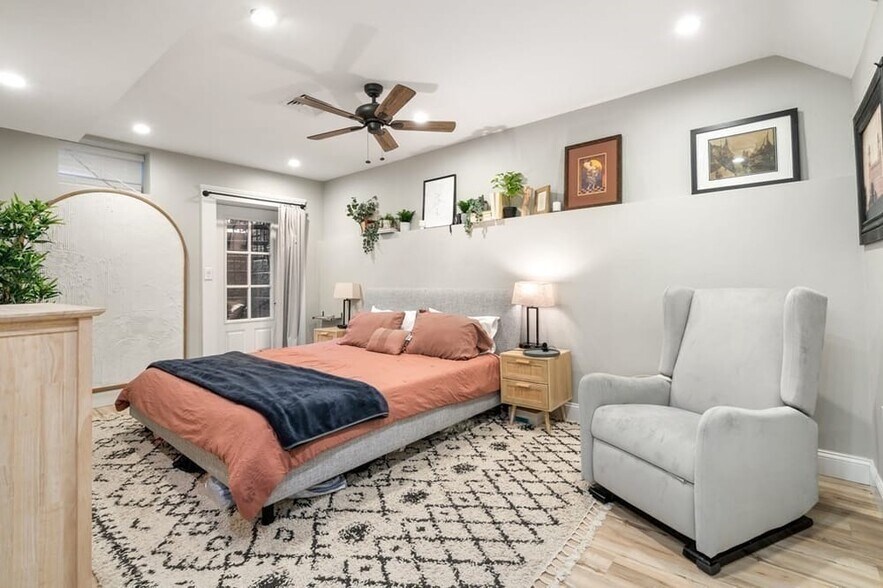 Building Photo - 142 W 8th St