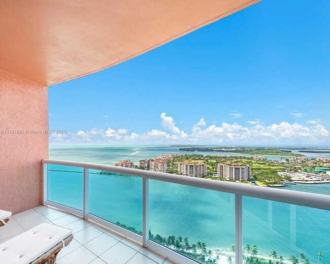 Primary Photo - 300 South Pointe Dr