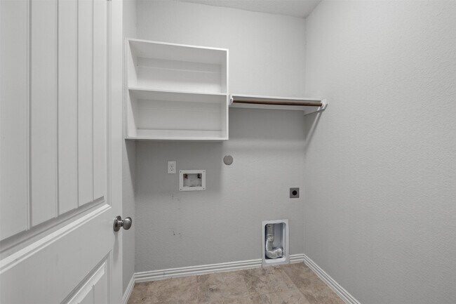 Building Photo - 636 Maple Point Dr E