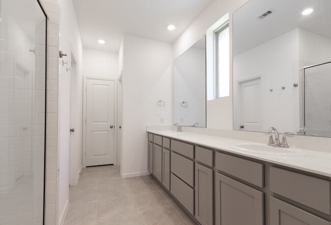 Building Photo - 705 Western Fern