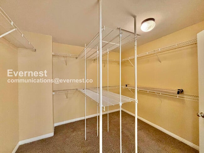 Building Photo - 5 Bed/3.5 Bath Home with Garage / Vouchers Accepted / Available Now!