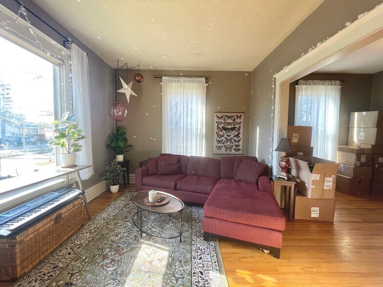 Building Photo - 603 NE Main St