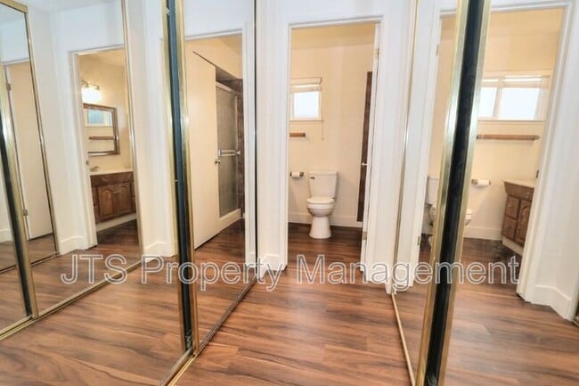 Building Photo - 8128 Sunrise E Way