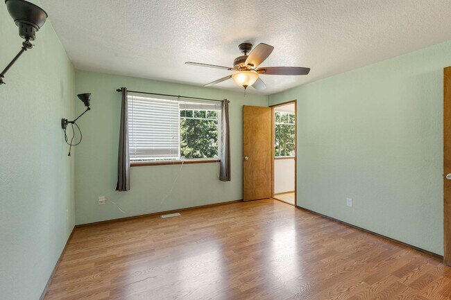 Building Photo - Huge fully fenced dog yard! RV/Boat extra parking! 4 bdrm 2.25 bath. Minutes to I-5, Everett Mall...