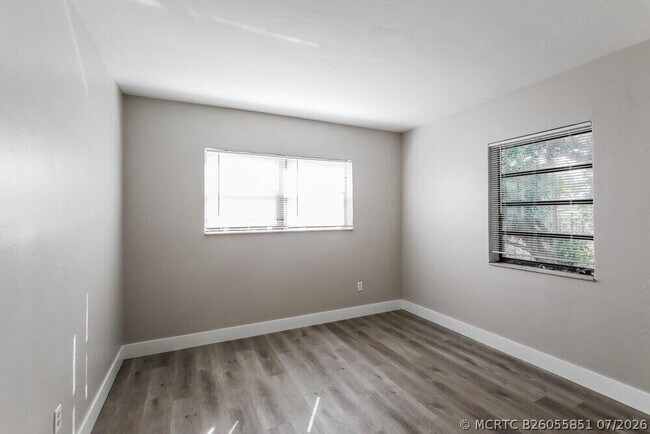 Building Photo - 381 Carolina Ave