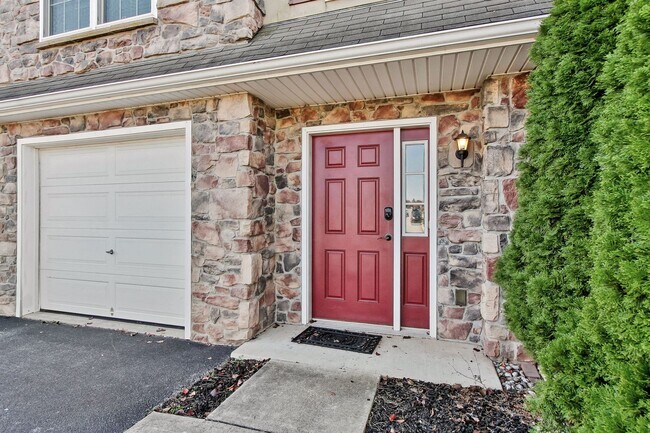 Building Photo - 3 Bed / 2-1/2 Bath Single Family Home