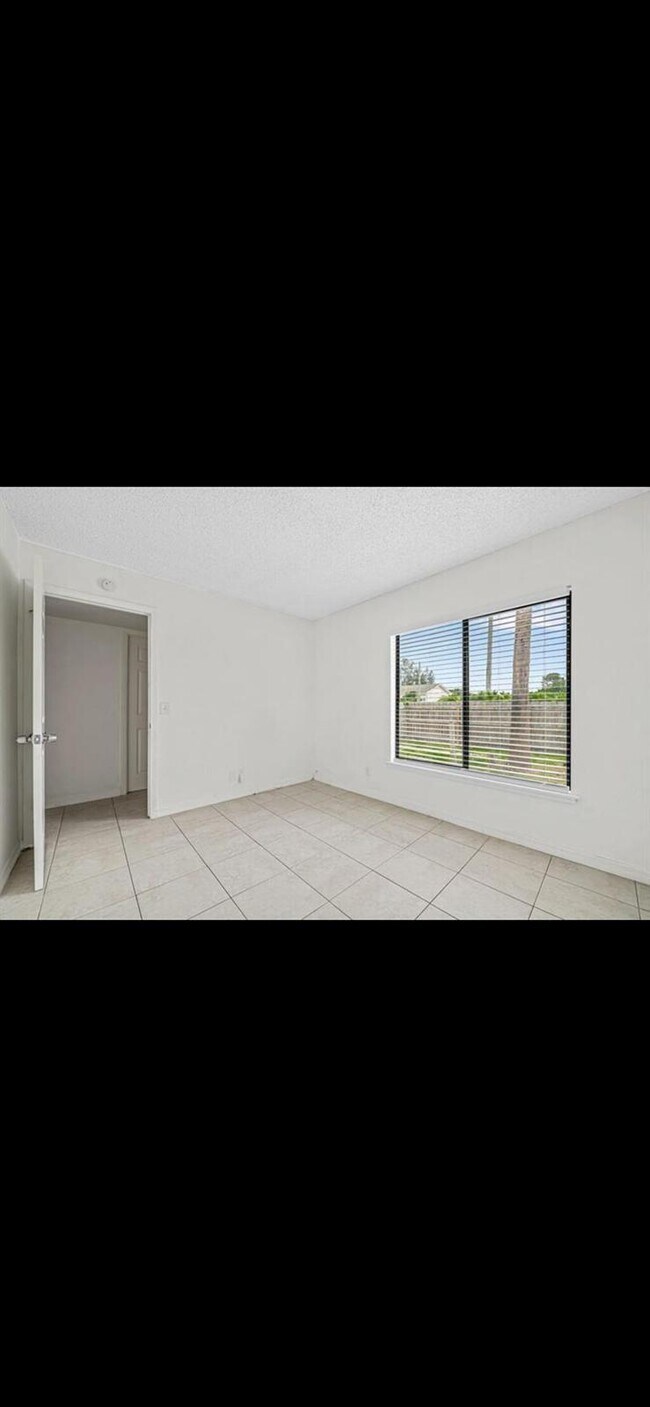 Building Photo - 9227 Green Meadows Way