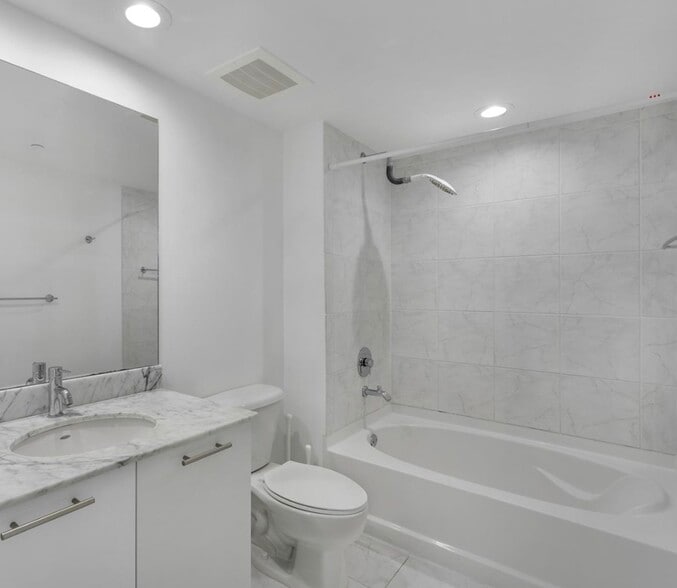 Building Photo - 950 Brickell Bay Dr