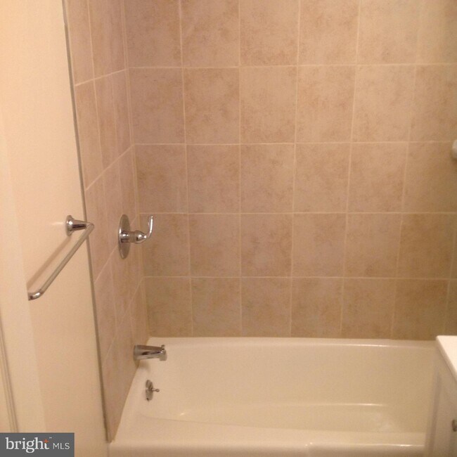 Building Photo - 2025 N Lincoln St