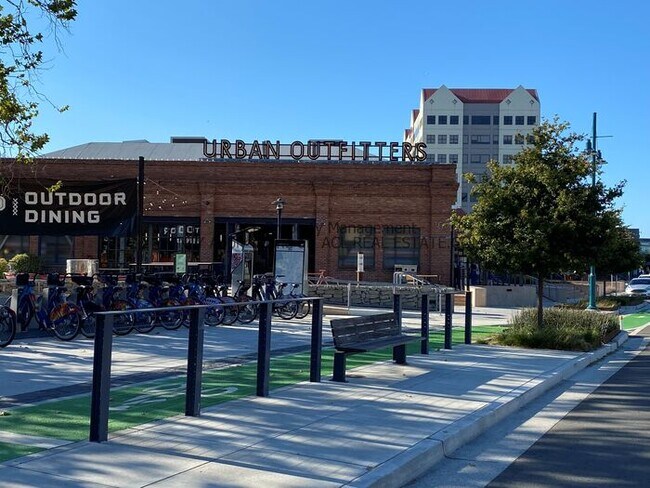 Building Photo - Perectly Located, **PET FRIENDLY** Spacious, 2bed/ 2bath, Emeryville Condo For Rent