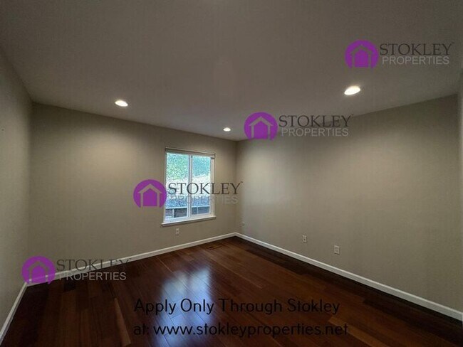 Building Photo - 55 St Thomas Ln