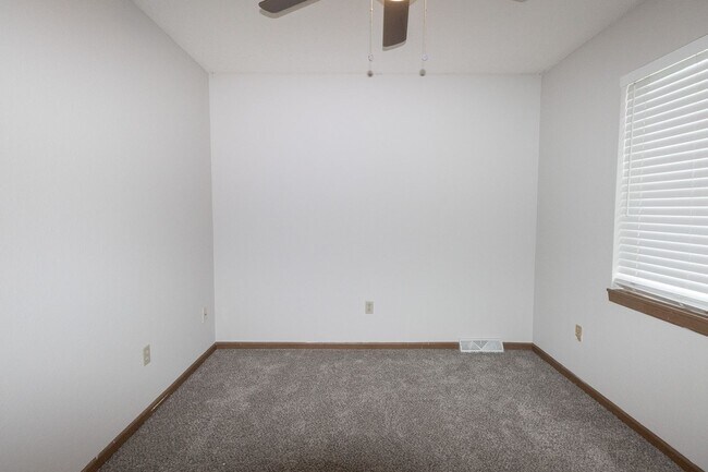 Building Photo - 3 Bed 2 bath Townhome