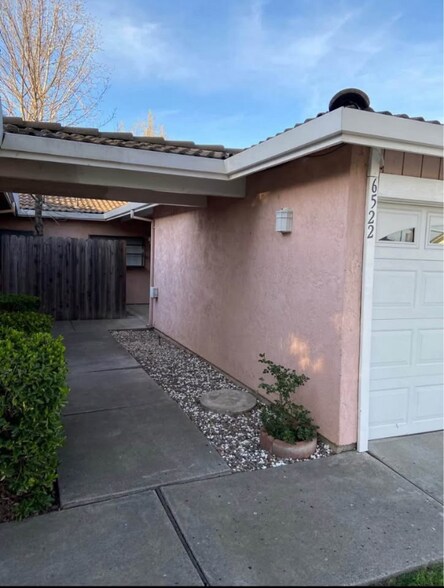 Building Photo - 6522 Village Green Dr