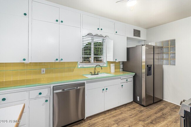 Building Photo - 1416 S College Ave