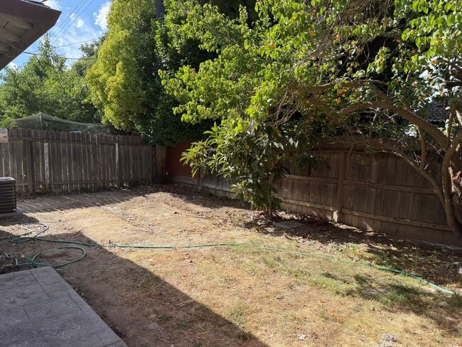 Building Photo - Fully Remodeled 3 Bedroom/ 2 Bathroom Duplex w/ Modern Finishes & Private Yard!