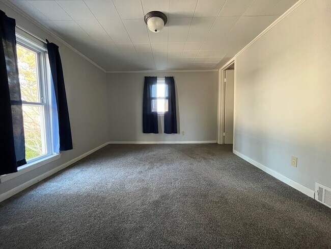 Building Photo - Three Bedroom in Mapleton Local School Dis...