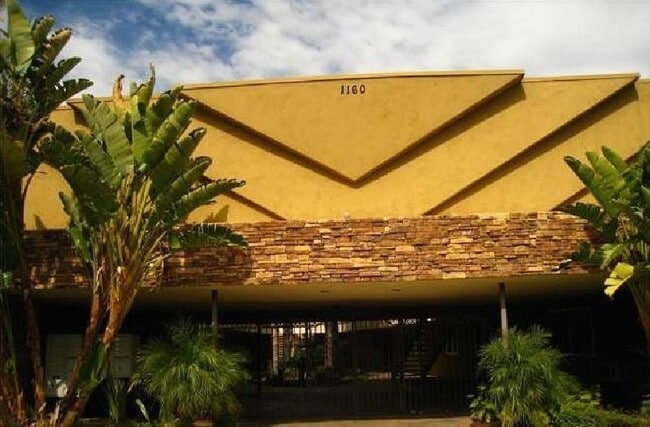 Building Photo - Great, Upstairs Large Studio in Quiet Gate...