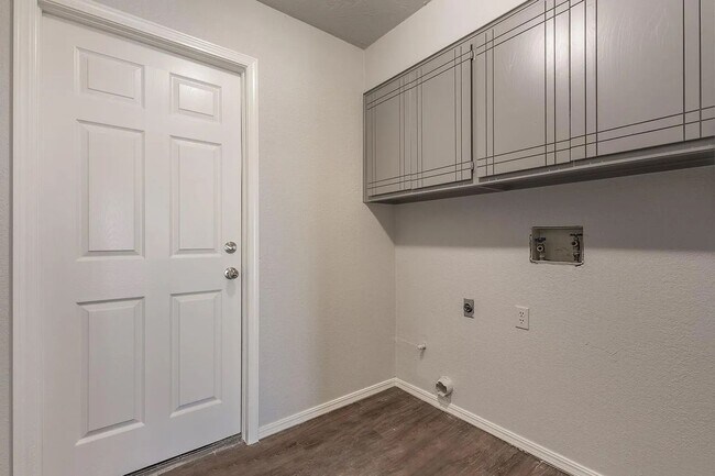 Building Photo - Beautiful 2BD/2.5 BTH Home Right off of NW Expressway and Shopping Areas