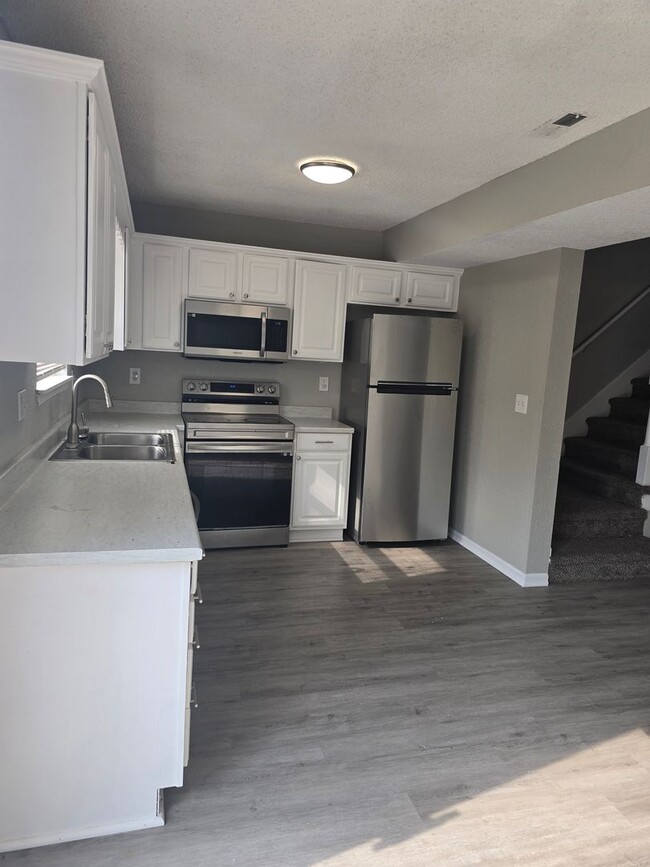 Building Photo - Renovated Duplex for rent
