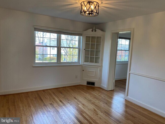 Building Photo - 716 N Overlook Dr