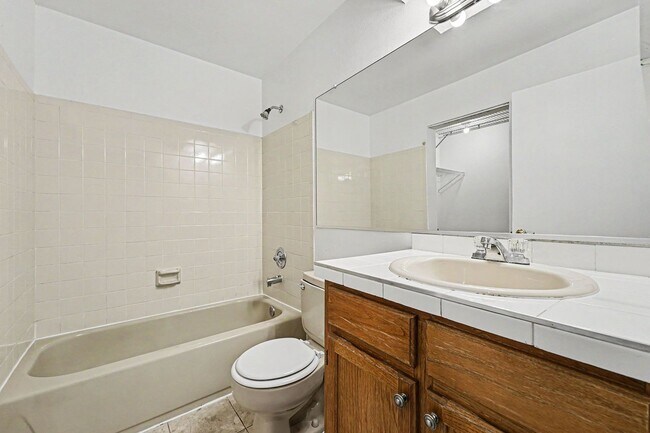 Building Photo - 2 bedroom 2 bathroom Top-Floor Condo with Balcony, Storage & Parking