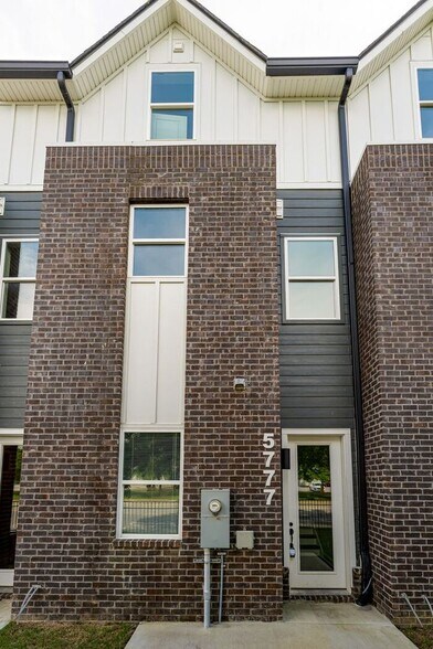 Building Photo - 5777 Sofias Cir